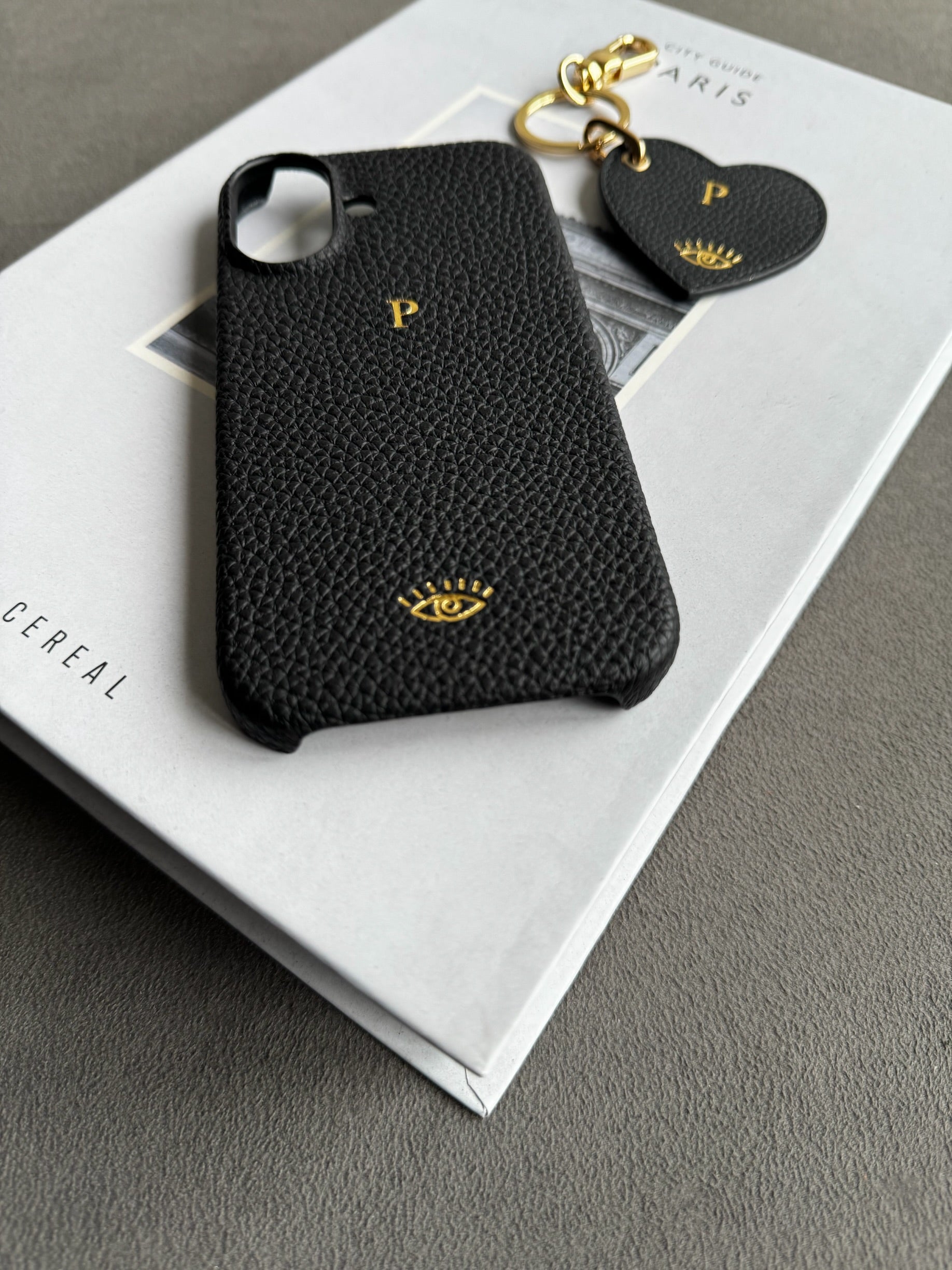 iPhone Kılıfı ve Kalp Anahtarlık Seti | Siyah Togo