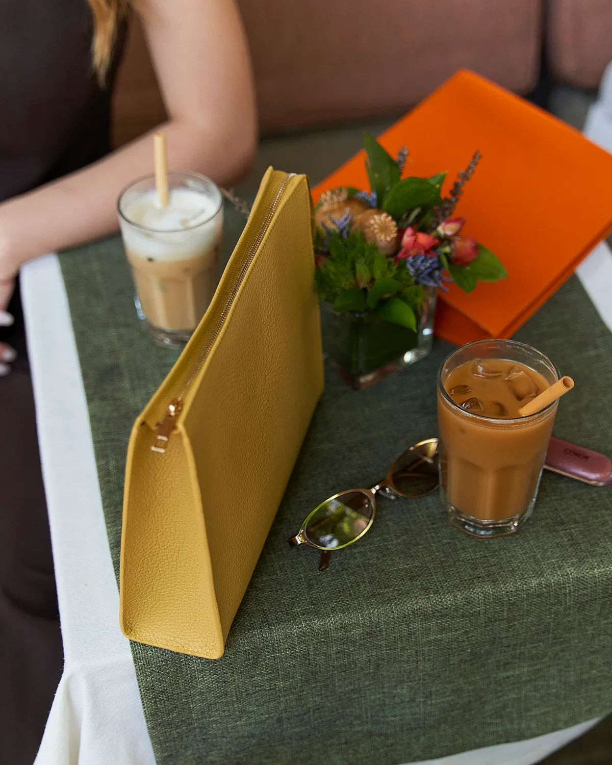 Hardal Sarı Dokulu Deri Clutch Çanta