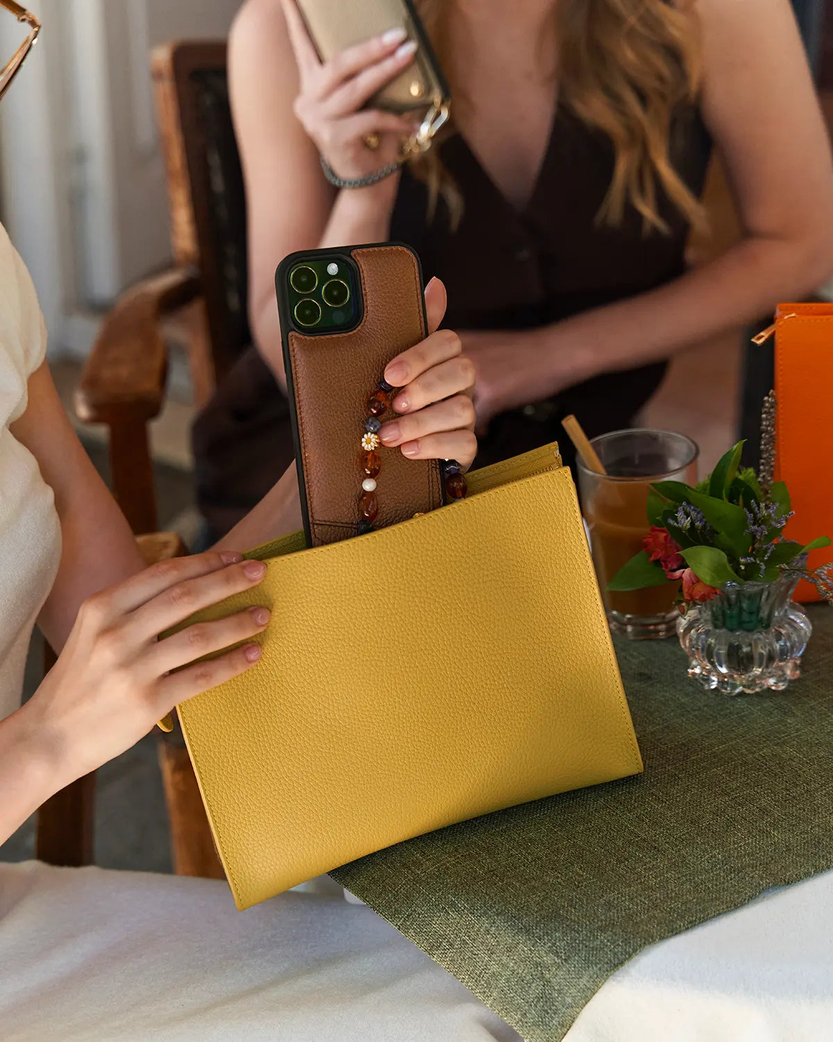 Hardal Sarı Dokulu Deri Clutch Çanta