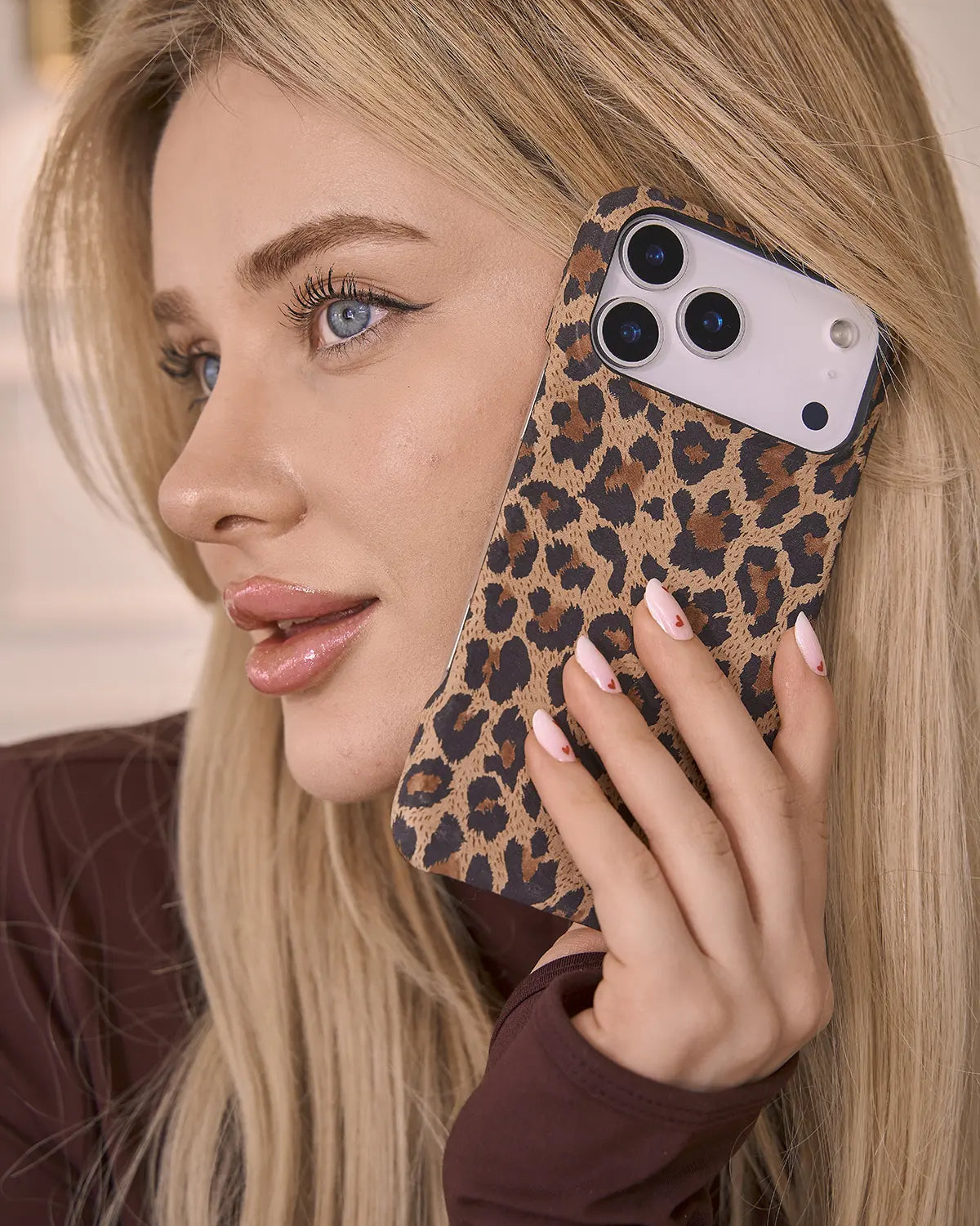 Açık Bej Tabanlı Leopar Desenli Deri iPhone Kılıf