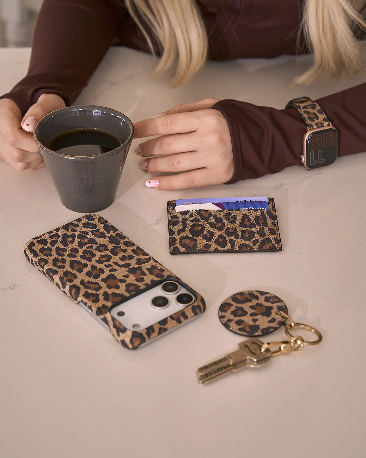 Açık Bej Tabanlı Leopar Desenli Deri iPhone Kılıf